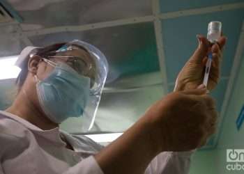 A nurse prepares a dose of the Abdala vaccine candidate, in the Cuban city of Cienfuegos. Photo: Otmaro Rodríguez/OnCuba Archive.