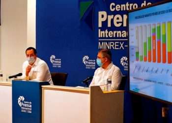 Cuban Public Health Minister José Ángel Portal (l) and the president of the BioCubaFarma business group, Eduardo Martínez (r), participate in a press conference in Havana, on October 12, 2021, in which they announced that Cuba plans to apply booster doses of its own COVID-19 vaccines. Photo: Ernesto Mastrascusa/EFE.