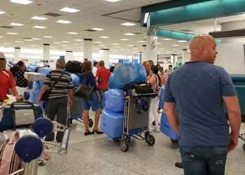 Cubans at Miami International Airport. Photo: Cuballama.