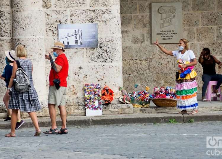 Tourists in Havana. Photo: Otmaro Rodríguez/OnCuba Archive.