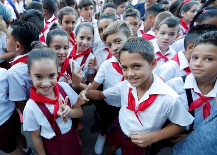 Students of a primary school in Havana. Photo: Ernesto Mastrascusa/EFE/Archive.