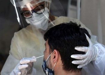 Taking a sample for a PCR test in Brazil. Photo: EFE/Fabio Motta/Archive.