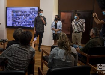 The general coordinator of the Progressive International, the American David Adler (left, standing), and the director of the Center for Genetic Engineering and Biotechnology (CIGB) in Havana, Dr. Marta Ayala (standing, center), during an exchange with the press at the CIGB on Monday, January 24, 2022. Photo: Otmaro Rodríguez.