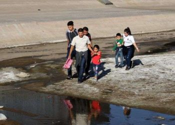 A family of migrants crosses the Rio Grande on Tuesday, April 16, 2019, at the Ciudad Juárez border, in the state of Chihuahua. Photo: David Peinado/EFE.