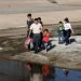 A family of migrants crosses the Rio Grande on Tuesday, April 16, 2019, at the Ciudad Juárez border, in the state of Chihuahua. Photo: David Peinado/EFE.