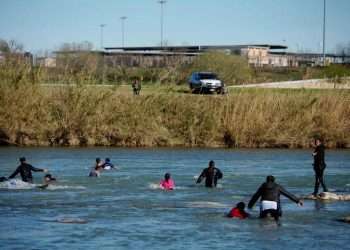 Migrants cross the Rio Grande into the United States, seen from Piedras Negras, Mexico, February 17, 2019. REUTERS/Alexandre Meneghini