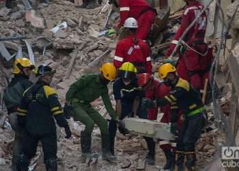 Works in the area of ​​the Saratoga Hotel, in Havana, several days after the explosion that occurred in the place. Photo: Otmaro Rodríguez.