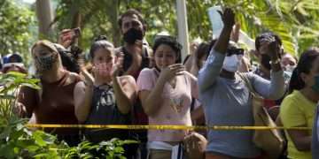 Group of Cubans line up in front of the Embassy of Panama in Havana. Photo: Ismael Francisco/Associated Press (March 10, 2022).