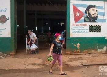 People at the exit of an agricultural market in Havana. Photo: Otmaro Rodríguez/Archive.