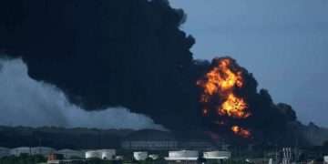 A huge column of smoke rises from the Matanzas Supertanker Base after a fire caused by an electrical storm a month ago. Photo: Alton Telegraph.