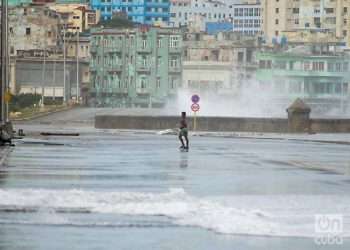 Havana Malecón, September 28, 2022, one day after Hurricane Ian passed through the island. Photo: Otmaro Rodríguez.