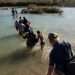 A group of Cuban migrants crosses the border between Mexico and the United States through the Rio Grande. Photo: Dallas Morning News/Archive.