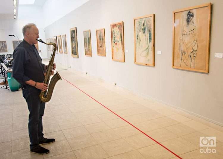 U.S. musician Ted Nash plays the saxophone during a workshop with young Cuban students, at the National Museum of Fine Arts, in Havana. Photo: Otmaro Rodriguez.