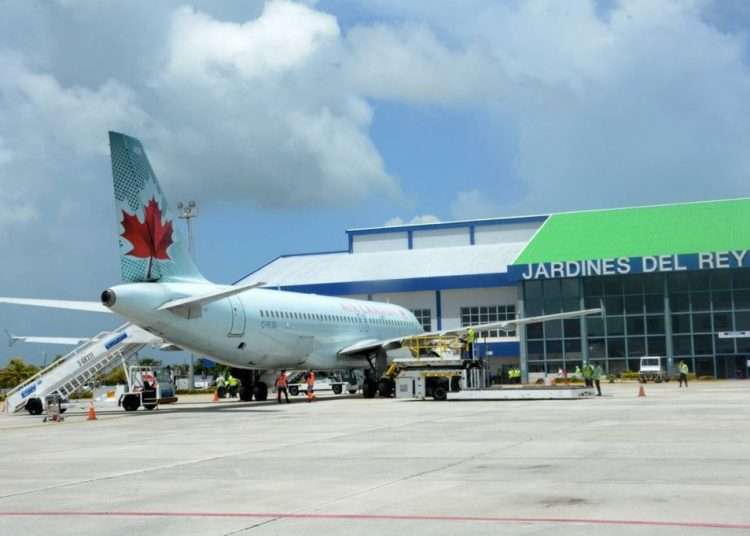 Arrival of Canadian tourists at the airport of Cayo Coco, Jardines del Rey, in central Cuba. Photo: Agencia Cubana de Noticias/Archive.