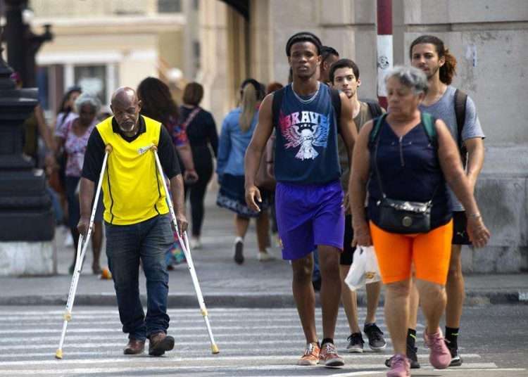 People of different ages on a street in Havana. Photo: Yander Zamora/EFE.