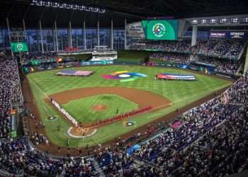 Lineups of Cuba and the United States during the opening ceremony of the semifinal game at LoanDepot Park, in Miami on March 19. Photo: EFE/EPA/CRISTOBAL HERRERA-ULASHKEVICH.