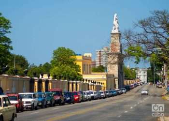 Long lines to buy fuel in Havana. Photo: Otmaro Rodriguez.