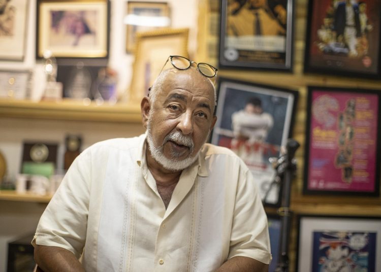 Padura is in Santo Domingo to present the reprint of his book “Los rostros de la salsa.” Photo: Orlando Barría/EFE.