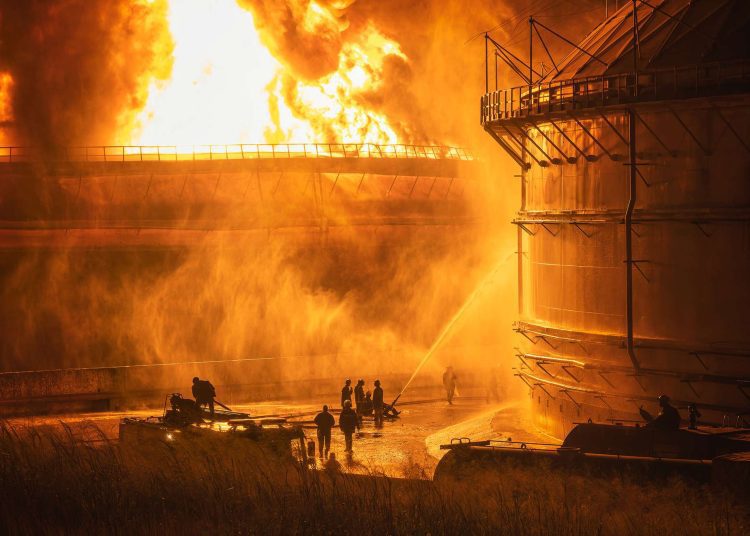 First hours after the fire started at the Matanzas Supertanker Base. Photo: Raúl Navarro González.