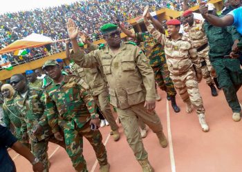 In the picture, General Mohamed Toumba, one of the leaders of the coup junta, calling itself the National Council for the Safeguarding of the Homeland (CNSP), while greeting protesters in the stadium. Photo: EFE/Issa Ousseini.