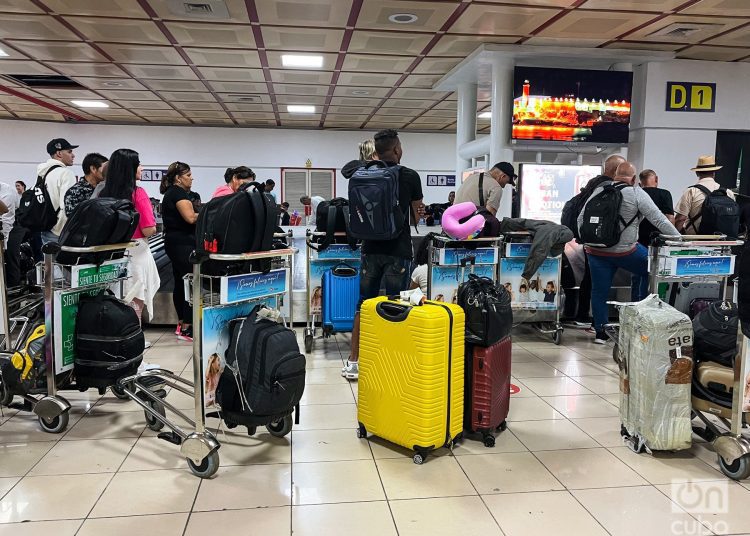 Cubans in line at the Havana airport. Migration in Cuba