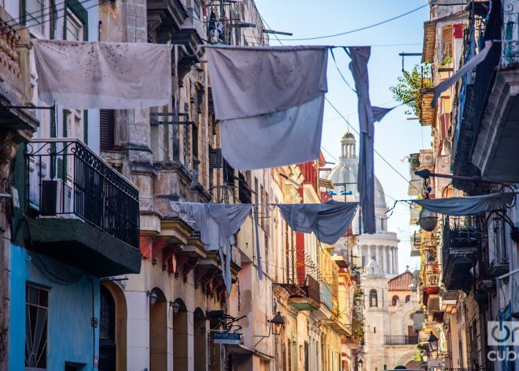 White sheets hanging from balconies in July 2023. Photo: Kaloian.