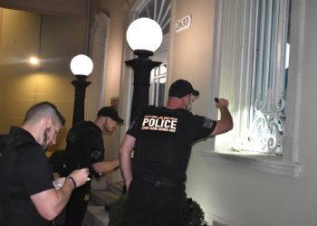 U.S. police officers at the Cuban Embassy in Washington after an attack against the island’s diplomatic headquarters. Photo: MINREX/Archive.