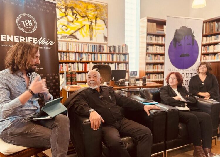 Padura (center) at the beginning of the month on a visit to the Casa de José Saramago, in Lanzarote. Photo: @MuseoJSaramago.