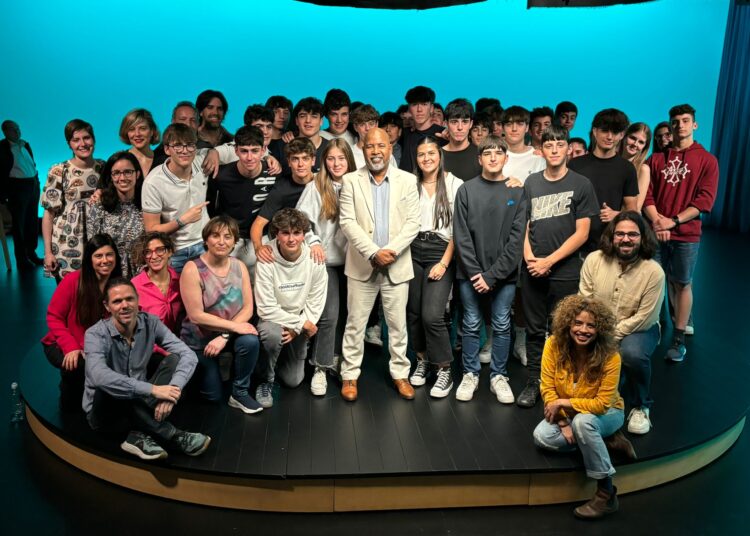 Alexis Díaz-Pimienta and his audience at the end of the recording in Madrid. Photo: Courtesy of Aprendemos juntos.