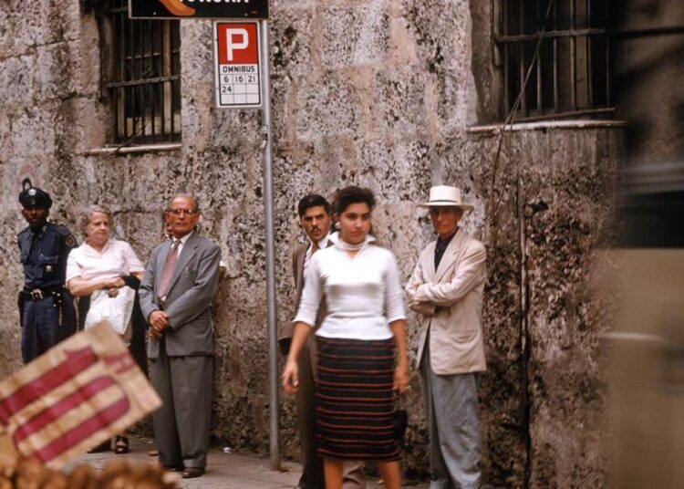 A bus stop on a street in Havana. Photo taken from Flickr/ElectroSpark.