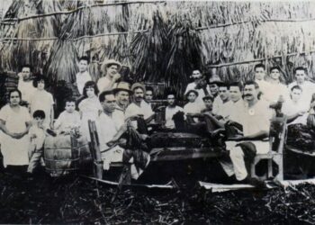 Canarian immigrants at a tobacco pick in Cabaiguán, Cuba. Photo taken from rcabaiguan.cu