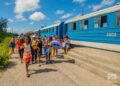 Passengers get off the train to the beaches east of Havana, upon arriving at the Guanabo train station. Photo: Otmaro Rodríguez.