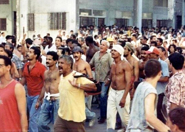 People during the protest on August 5, 1994. Photo: Karel Poort/EFE.