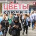 Passers-by in Moscow, Russia, summer 2024. Photo: EFE/EPA/YURI KOCHETKOV.