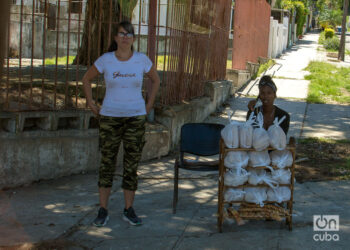 A private bread stand in Havana. Photo: Otmaro Rodríguez.