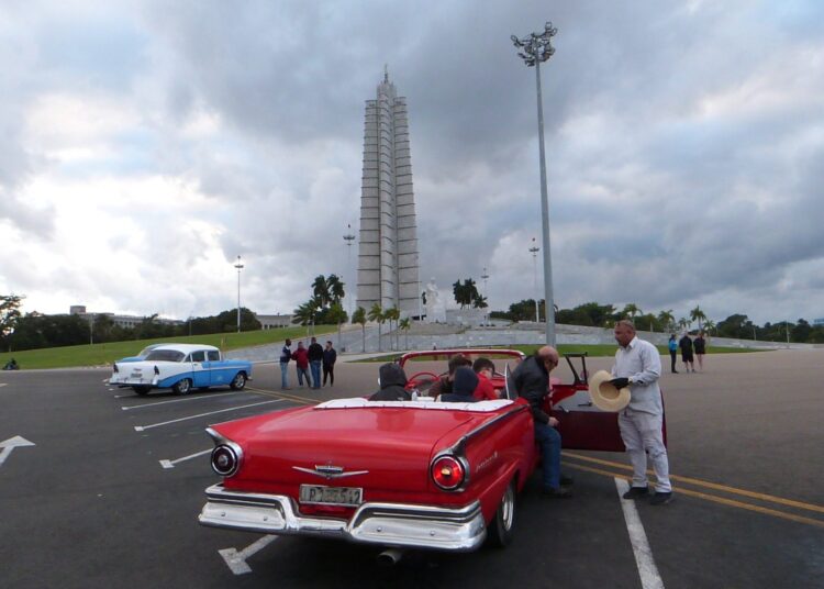 Tourists in José Martí Plaza de la Revolución, in Havana. Photo: AMD/Archive.