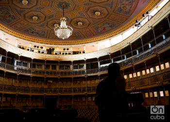 At the Sauto Theater, in the shadows, Rubén Darío Salazar. Photo: Jorge Ricardo.