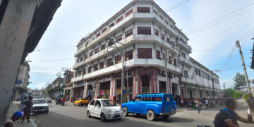 The famous Esquina de Toyo in Havana. It owes its name to the family that created a type of bread in 1832, which was sold in this place. Photo: Otmaro Rodríguez.