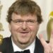 Michael Moore with his golden statuette for the documentary The Columbine Massacre. Photo: 20 MINUTOS