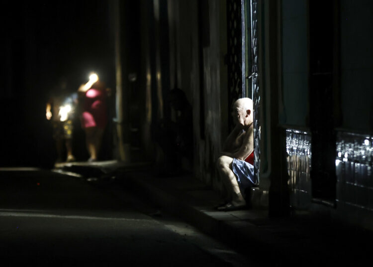 People at night on a Havana street during the blackout caused by the total disconnection of Cuba's electricity system. Photo: Ernesto Mastrascusa / EFE.