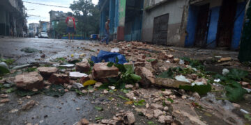 Debris falling from a building on Monte Street in Havana, as a result of the ravages of Hurricane Rafael. Photo: Otmaro Rodríguez.