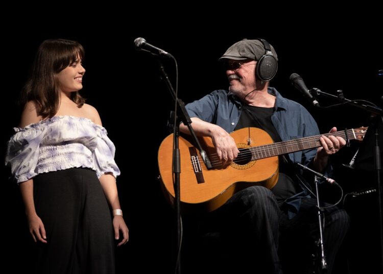 Silvio Rodríguez and his daughter Malva Rodríguez González in concert