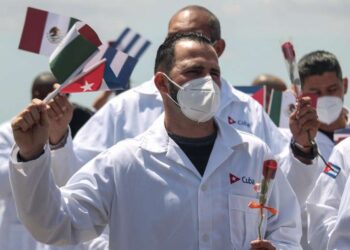 Cuban doctors who collaborated in Mexico. Photo: Prensa Latina / Archive.