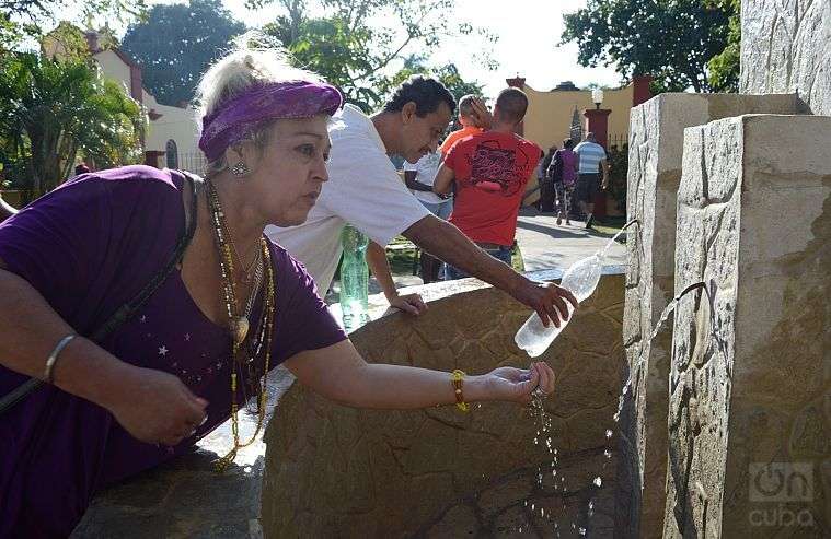 Agua bendita para los creyentes. Santuario Nacional de San Lázaro. Foto: Otmaro Rodríguez.