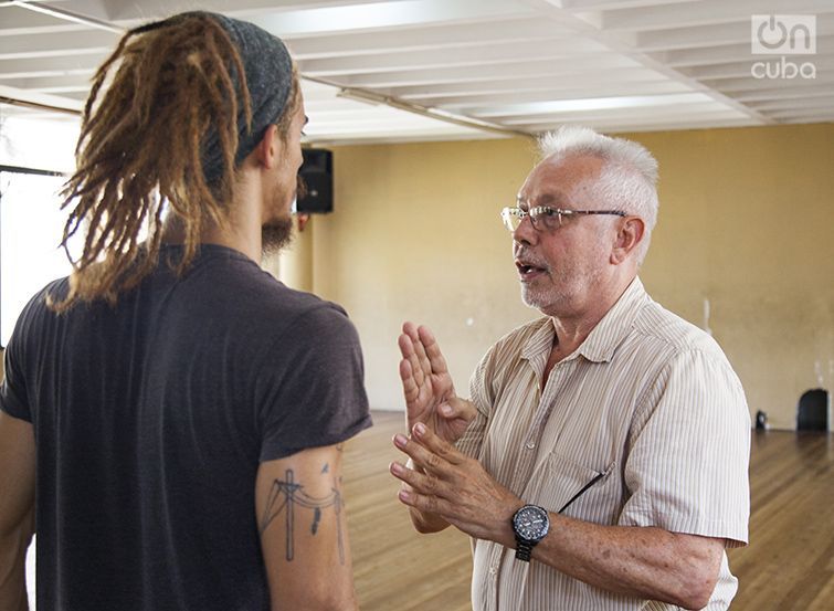 Miguel Iglesias (derecha) da instrucciones durante un ensayo previo a la partida de DCC a Rusia. Foto: Claudio Pelaez Sordo.