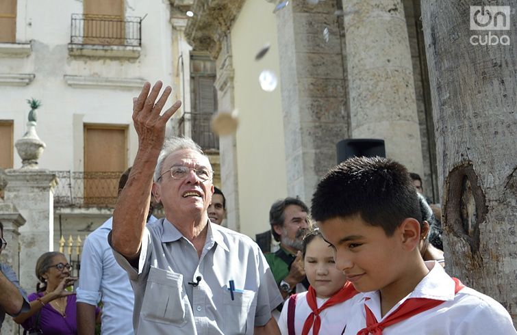 Eusebio Leal, Historiador de La Habana, lanza monedas en la reapertura del Templete. Foto: Otmaro Rodríguez Díaz.