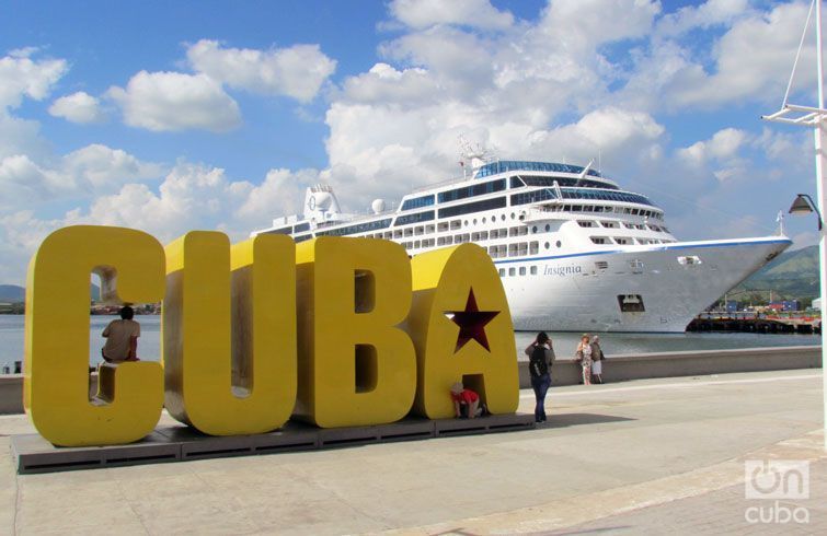 El Insignia en la bahía de Santiago de Cuba. Foto: Claudia García.