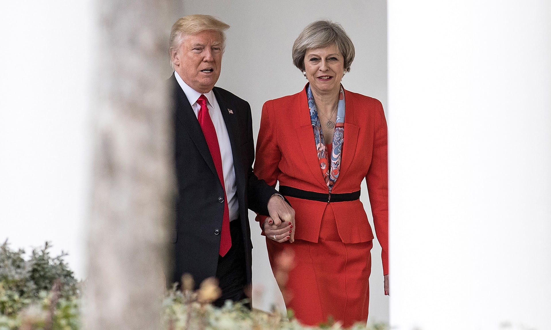 Tomados de la mano se les vió en Washington durante una visita de Theresa May a Trump a principios de este año. Foto: Christopher Furlong / Getty Images