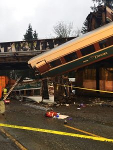 En esta foto provista por la patrulla estatal de Washington se ve el tren descarrilado. Foto: Washington State Patrol via AP.