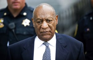 Bill Cosby sale del Juzgado del Condado de Montgomery tras una audiencia en su caso de abuso sexual en Norristown, Pennsylvania. Foto: Matt Rourke / AP.